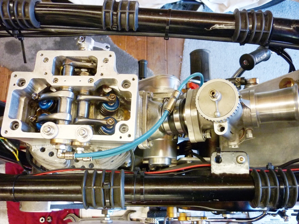 4-valve head with rockers fitted